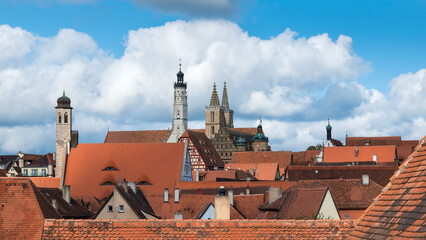 Rothenburg ob der Tauber, Dächer und Türme der mittelalterlichen Altstadt, Bayern, Deutschland - 740250528