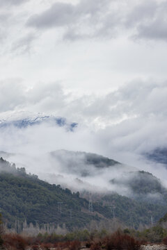 Contempla la grandeza de los Pirineos, donde majestuosas cumbres se elevan en armon&iacute;a con exuberantes y encantadores bosques. Explora la belleza atemporal de este paisaje monta&ntilde;oso.