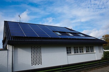Fototapeta premium Solaranlage auf einem Einfamilienhaus zur umweltfreundlichen Stromerzeugung 