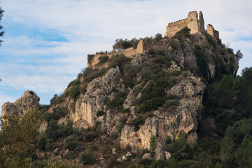Fototapeta na wymiar Paisaje con fortificación en ruinas de Perputxent en colina rocosa de la población de Lorcha, España