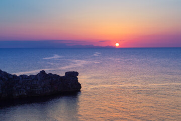 Krajobraz morski, zachód słońca i klify, wyspa Minorka (Menorca), Hiszpania	
