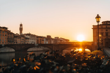 Dawn in the center of the renaissance capital - Florence. The oldest Ponto Vecchio bridge. - obrazy, fototapety, plakaty