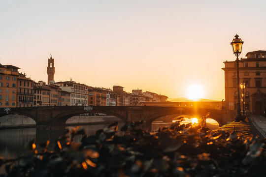 Fototapeta Dawn in the center of the renaissance capital - Florence. The oldest Ponto Vecchio bridge.