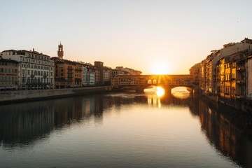 Fototapeta na wymiar Dawn in the center of the renaissance capital - Florence. The oldest Ponto Vecchio bridge.