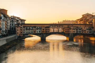 Tuinposter Dawn in the center of the renaissance capital - Florence. The oldest Ponto Vecchio bridge. © Andrii Marushchynets
