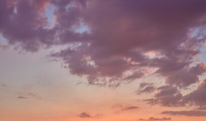 Fototapeta premium cielo al atardecer con nubes de color magenta y puesta de sol anaranjada