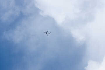 雲から出てきた飛行機