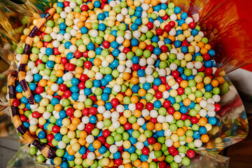 Fototapeta na wymiar Stos kolorowych cukierów