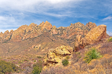 Jagged Peaks in a Desert Panorama - obrazy, fototapety, plakaty
