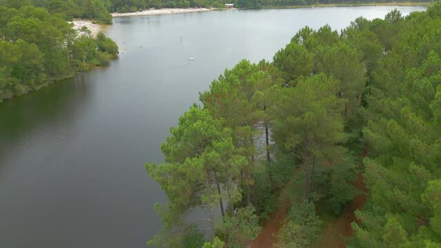 Lac vu du ciel avec forets de pins (Hostens)