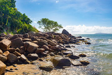 costa rochosa da  praia Grande cidade de Governador Celso Ramos Santa Catarina Brasil praia...