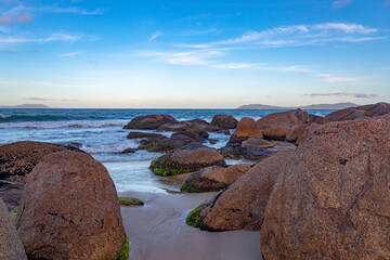 rochas da divisão entre a praia das Bananeiras  e a  praia do Defunto praia das Cordas  cidade de Governador Celso Ramos Santa Catarina Brasil  