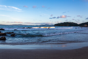 sol refletindo nas ondas da  praia do Defunto praia das Cordas  cidade de Governador Celso Ramos Santa Catarina Brasil   praia das Bananeiras  