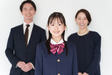 制服を着た女の子と両親のポートレート