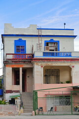 Three-storey intermediate house from the 1930s on Linea Street, the next to the one on the Avenida...