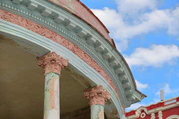 Rounded corner porch in light-salmon and mint green, Eclectic-style house with Corinthian columns and Baroque entablature. El Vedado-Habana-Cuba-009 - obrazy, fototapety, plakaty