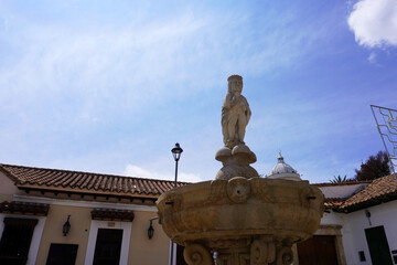 Obraz premium Tunja, Boyacá, Colombia - December 27, 2023: La Pila del Mono. A sculpture in the historic area of Tunja. The monkey represents the God of silence.