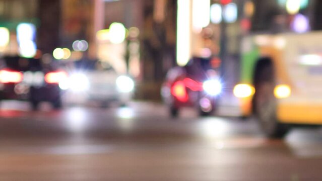 東京都市風景　夜の道路を走る自動車　ぼかし　イメージ