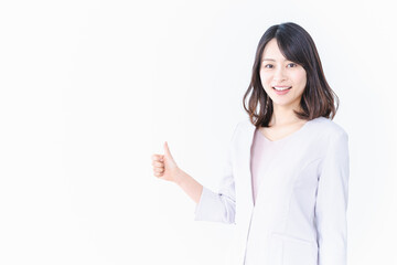 笑顔でグッドサインをするキャリアウーマン