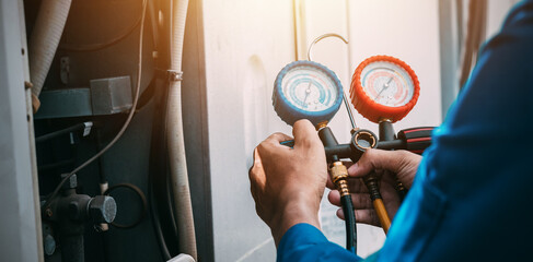 Technician is checking air conditioner refrigerant leak. - obrazy, fototapety, plakaty
