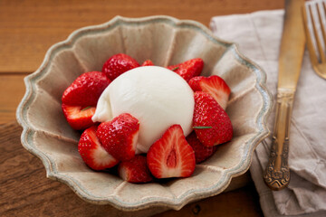 ブッラータチーズといちごのカプレーゼ