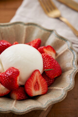 ブッラータチーズといちごのカプレーゼ