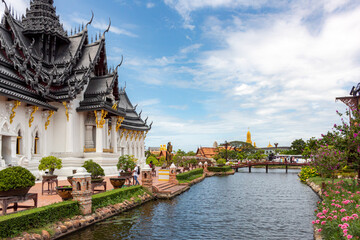 Naklejka premium Colorful detailed architecture of Dusit Maha Prasat Throne Hall pagoda temple building exterior at Ancient City Siam Bangkok Thailand