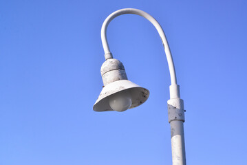 海岸埠頭付近の，空を背景にアンティークでレトロな街灯。