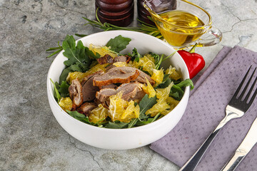 Salad with roasted duck and orange