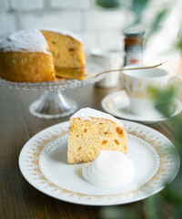 皿に乗ったアップルケーキとクリーム