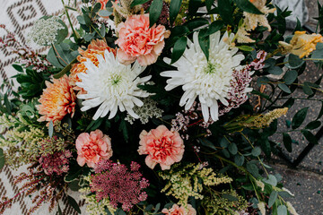 Obraz na płótnie Canvas white zinnias pink carnations in whimsical wedding flower arrangement