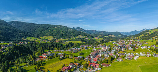 Idyllische Herbststimmung bei Riezlern in der Enklave Kleinwalsertal in Vorarlberg