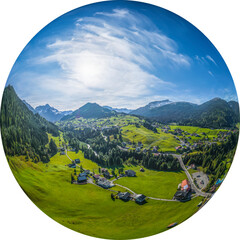 Idyllische Herbststimmung im Kleinwalsertal in Vorarlberg, Ausblick auf Hirschegg, Little...