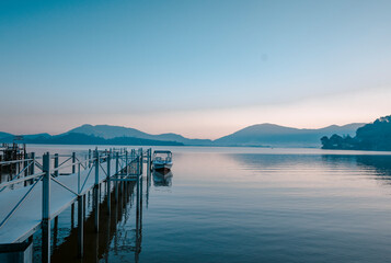 Obraz premium Landscape of the sun slowly rising from the mountain. Morning sunrise at Vietnam's Lak Lake.
