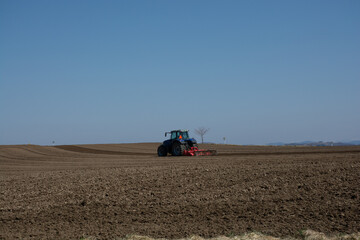春の畑の農作業

