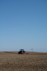 Obraz premium 春の畑の農作業 