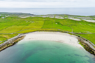Aerial view of sandy Kilmurvey Beach on Inishmore, the largest of the Aran Islands in Galway Bay, Ireland. - obrazy, fototapety, plakaty