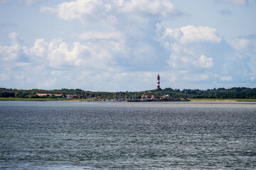 Ankunft im Fährhafen der Insel Amrum. Fährhafen mit dem Amrumer Leuchtturm im Hintergrund