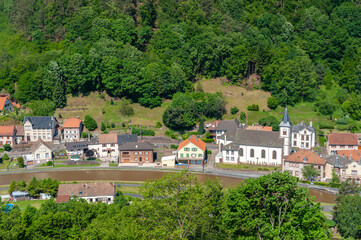 Blick von der Ruine Lützelburg auf das Dorf Lutzelbourg mit Rhein-Marne-Kanal. Department Mosel in der Region Lothringen in Frankreich