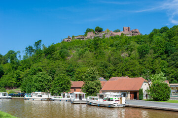 Blick zur Ruine Lützelburg bei Lutzelbourg und Hausboote auf dem Rhein-Marne-Kanal. Department Mosel in der Region Lothringen in Frankreich