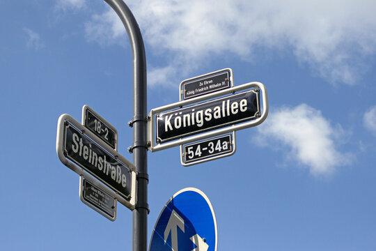 Straßenschild Königsallee, Steinstraße in Düsseldorf Innenstadt