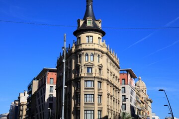 Fototapeta na wymiar Rounded corner building in Barcelona, Spain