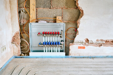 Fu&szlig;bodenheizung wird in Estrich eingefr&auml;st bei einer Renovierung von Einfamilienhaus. 