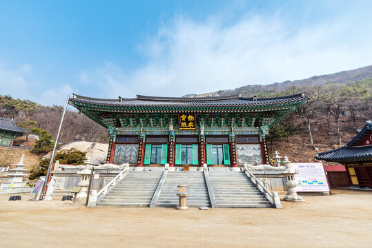 2020. 2. 22. 대한민국 인천광역시 강화군에서 촬영, 대한불교조계종 보문사 극락보전의 전경-Exterior View of Geungnakbojeon Hall at Bomunsa Temple, Jogye Order of Korean Buddhism, Ganghwa, South Korea