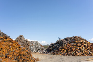 大量の産業廃棄物置き場　ごみ山　スクラップ