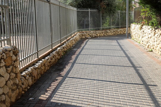 A fence in a city park in northern Israel. © shimon