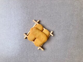 Katte tong or lidah kucing is a type of pastry that has a shape similar to a cat's tongue (long and thin) originating from the Netherlands. Kuker or Kue kering
