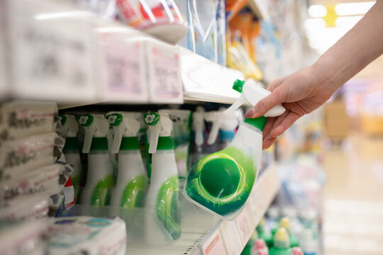 洗剤を選ぶ女性の手