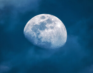 la luna de invierno a medio dia