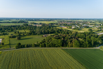 Luftaufnahme von Feldern mit einer Kleinstadt im Hintergrund